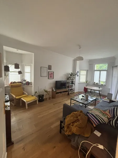 Großzügige 2-Zimmer Wohnung in saniertem Altbau — photo 1